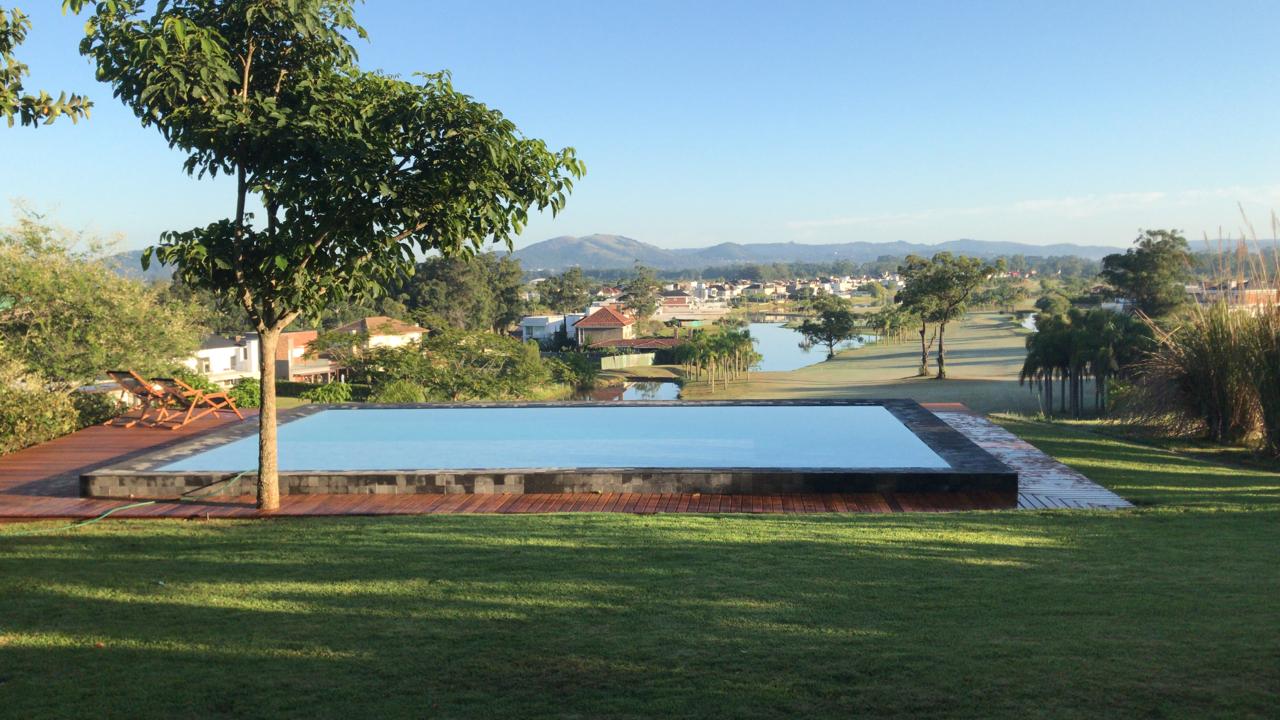 Descubra as diferenças entre Piscinas de Concreto com revestimento cerâmico em Comparação com Fibra e Vinil